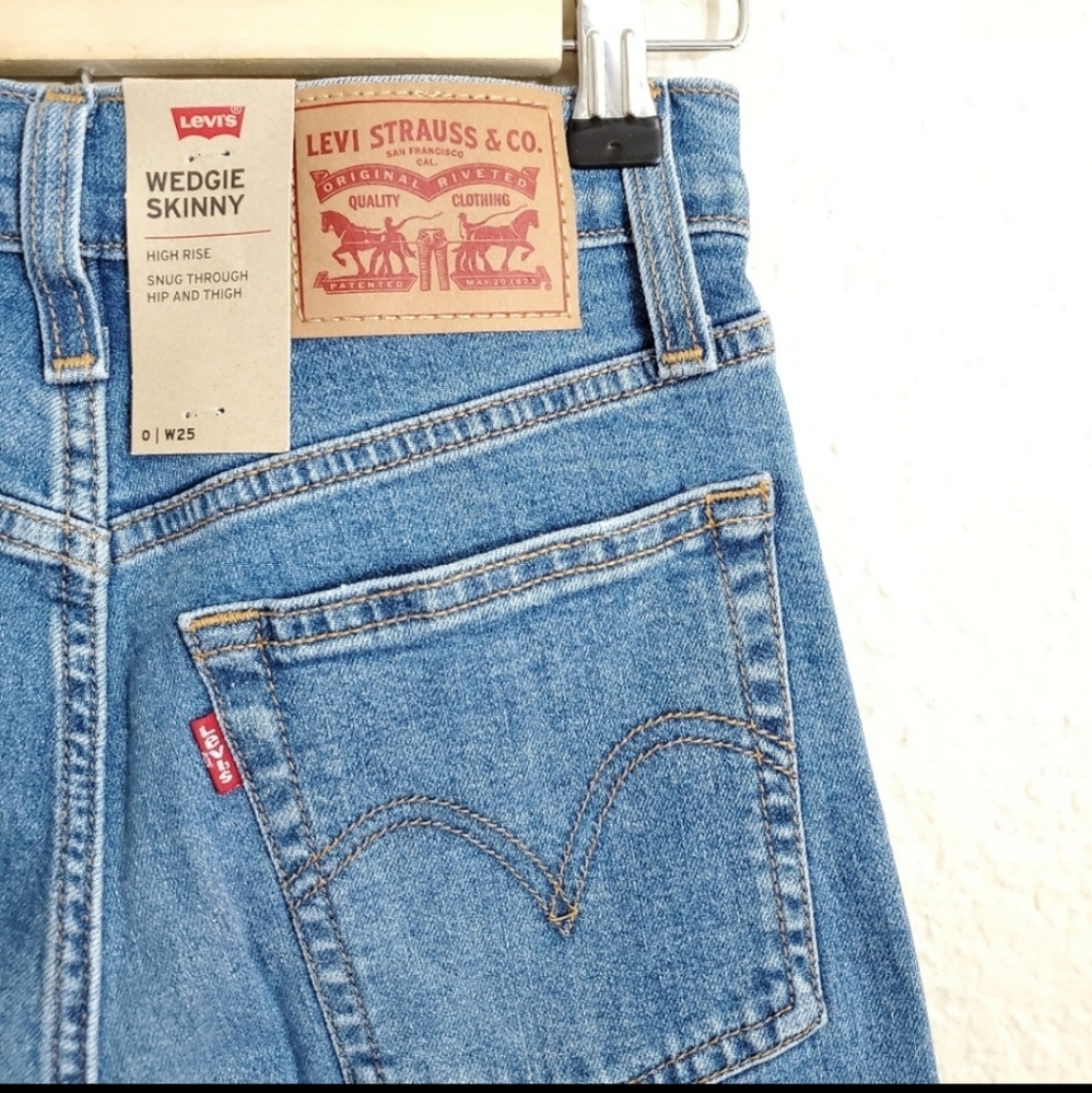 Levi's WEDGIE High Rise Skinny Jeans - Picture 5 of 5